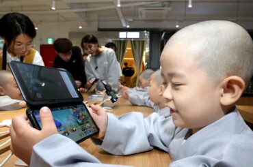 LG유플러스, 부처님 오신날 맞아 ‘일상로5G길’에 동자승 초청