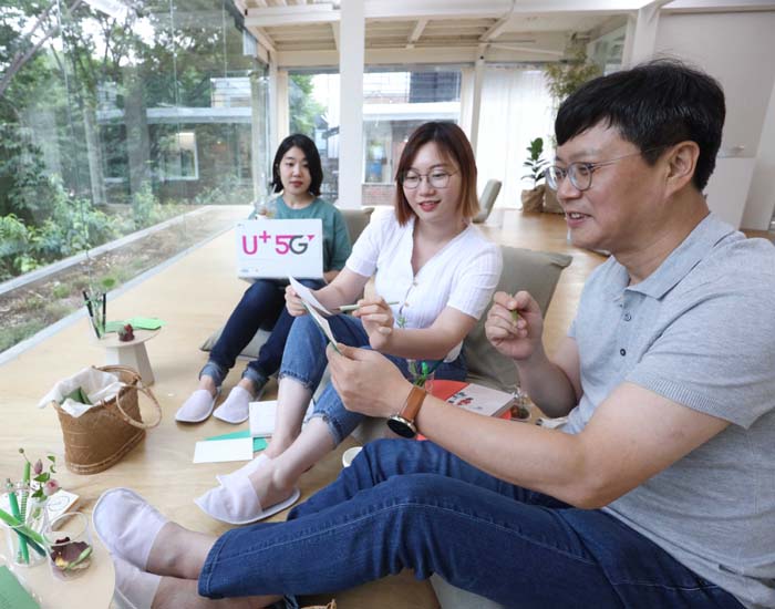 LG유플러스 임원들, ‘MZ세대’와 통(通)하라