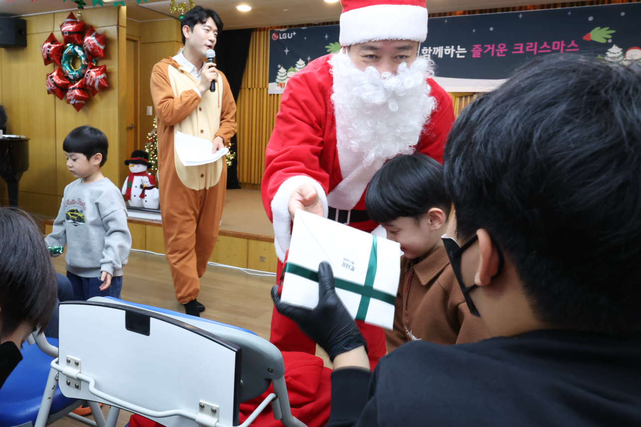 1222 LG U 임직원, 영락보린원 어린이들 위해 희망산타로 변신